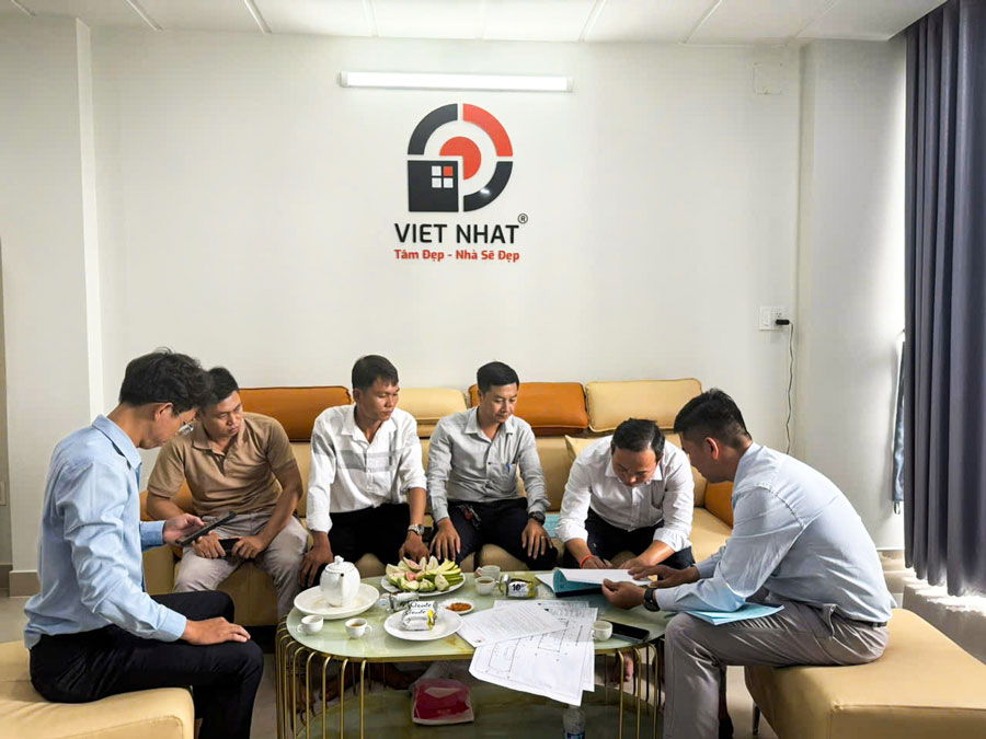 Việt Nhật Group ký hợp đồng 1 trệt 2 lầu tum sân thượng nhà anh Trong ở Bình Dương