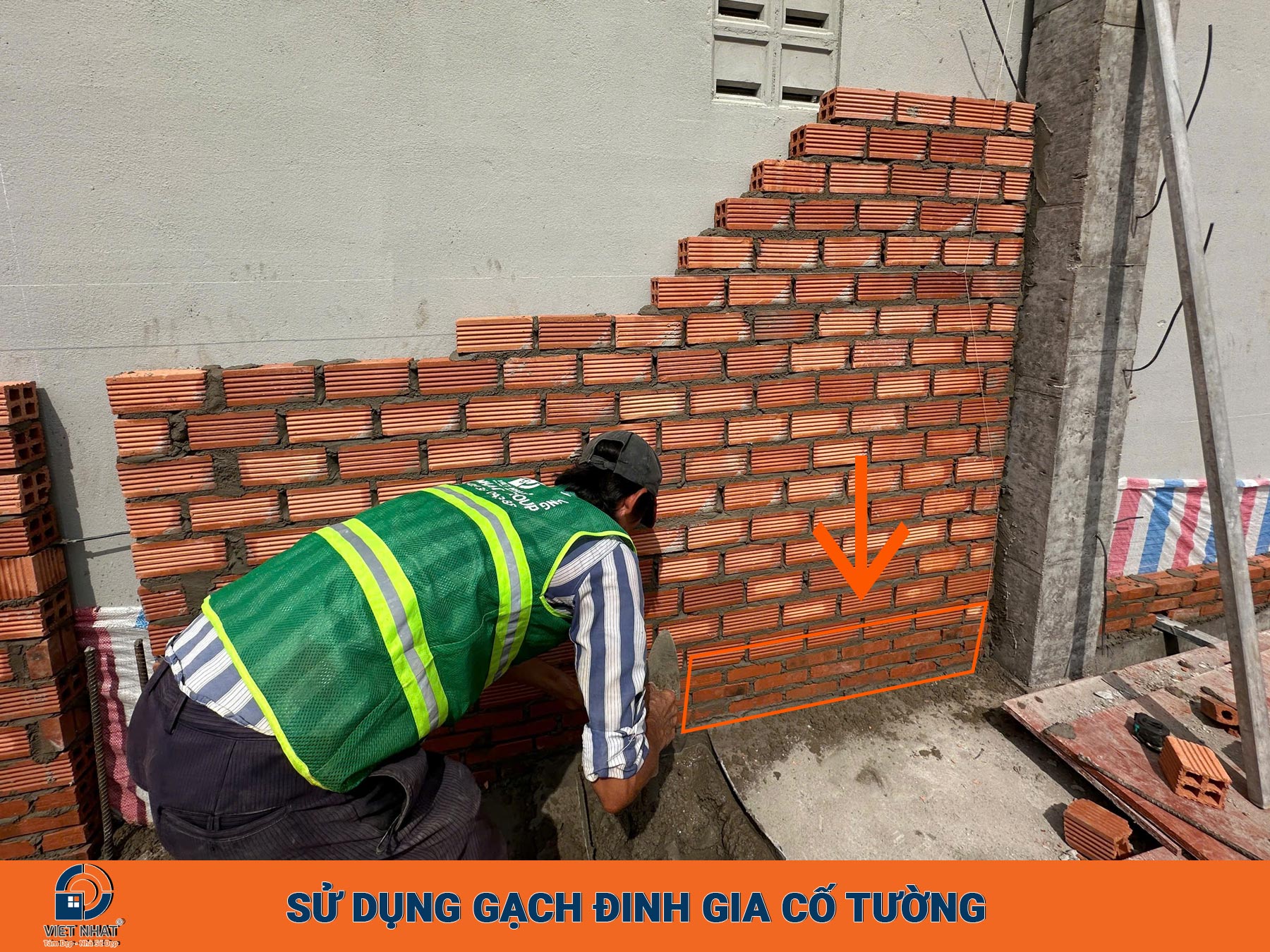 Sử dụng gạch đinh gia cố tường 