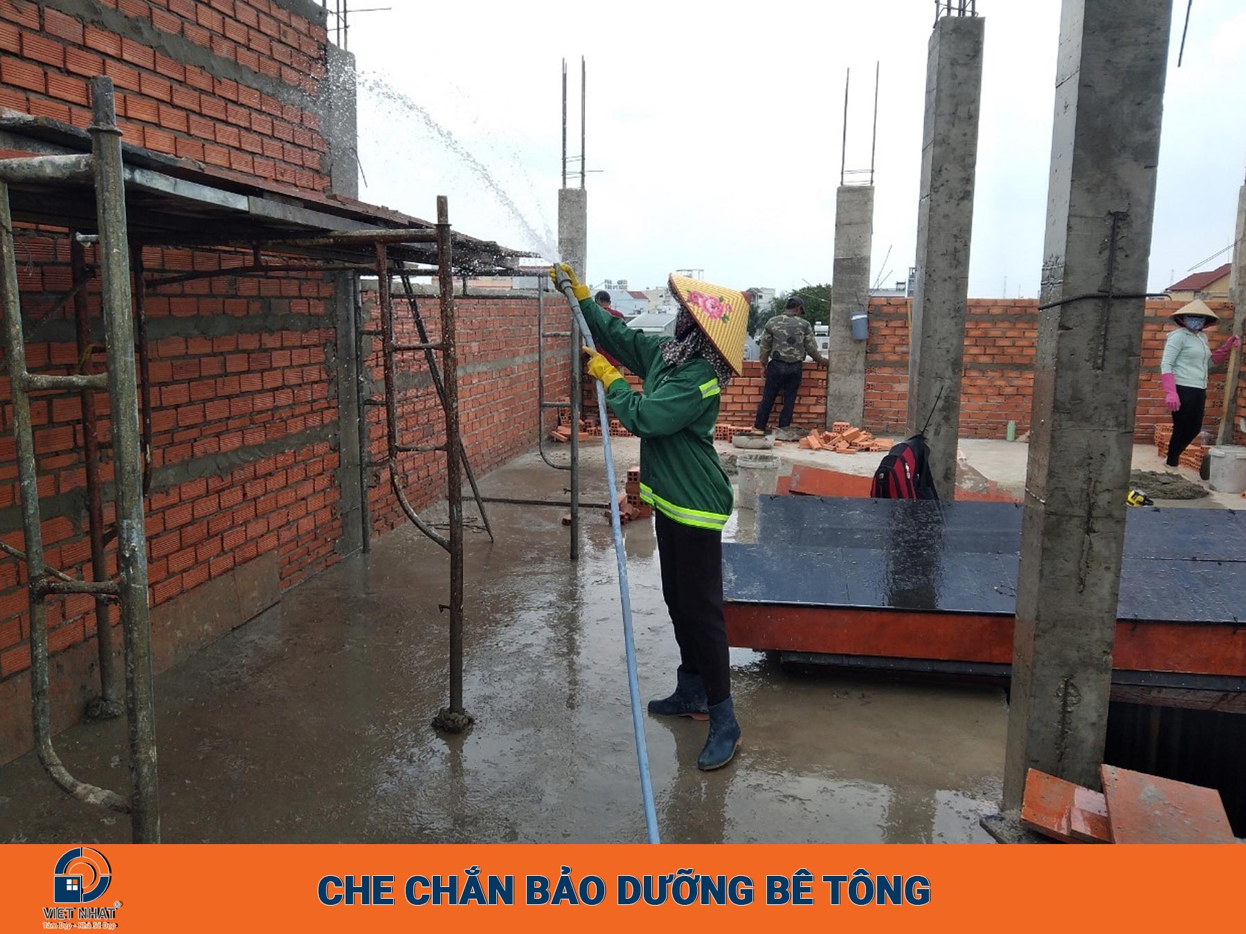 Tưới nước bảo dưỡng tường