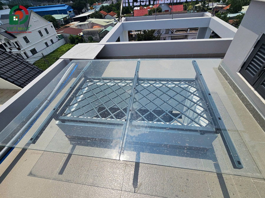 Hình ảnh bàn giao kính lấy sáng giếng trời