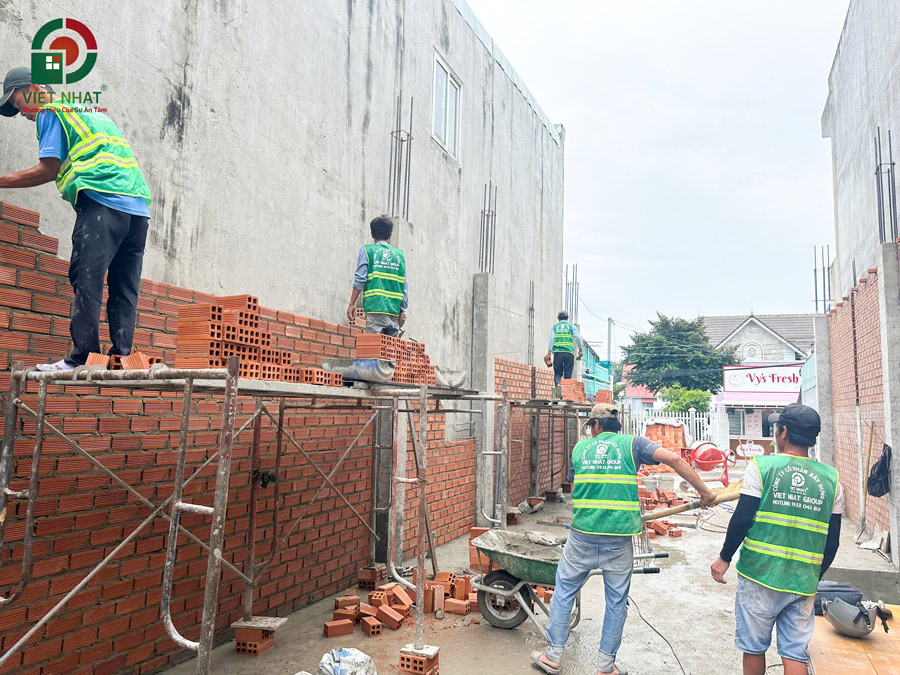 Hình ảnh thi công xây tường bao tầng 1