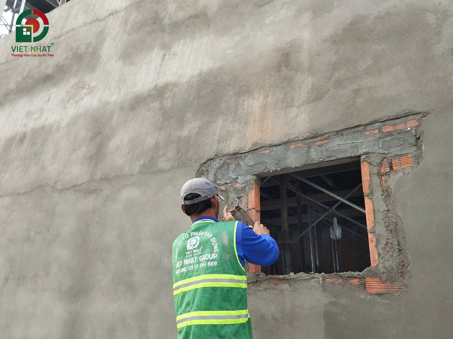 Hình ảnh thi công đóng lưới mắt cáo tô tường chống nứt
