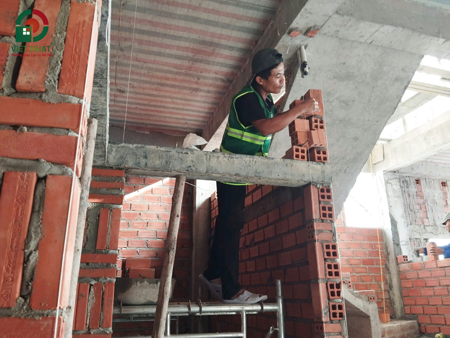 Hình ảnh thi công xây tường ngăn