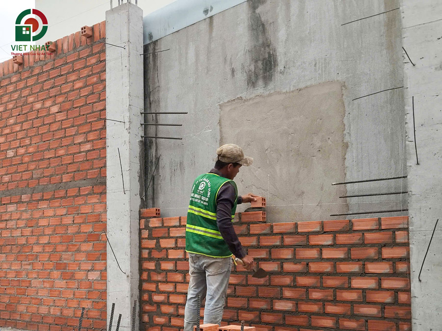 Hình ảnh thi công xây tường bao tầng 2