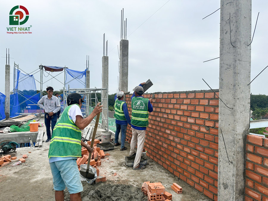 Hình ảnh thi công xây tường bao tum thang tầng thượng