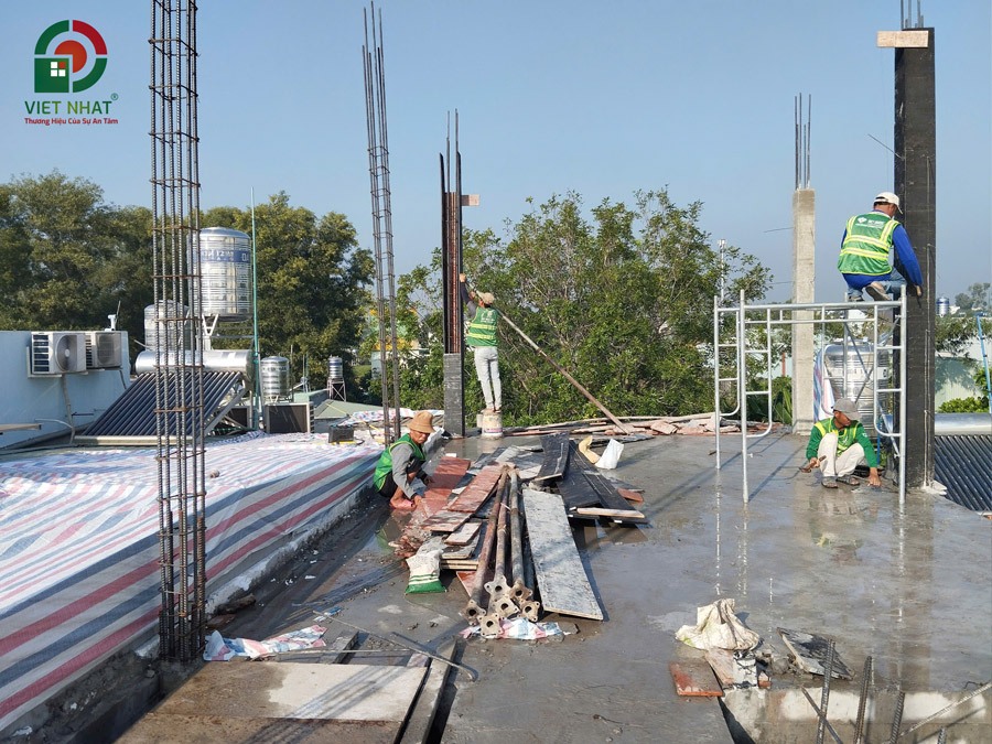 Hình ảnh thi công dựng cột bê tông cốt thép tầng 3