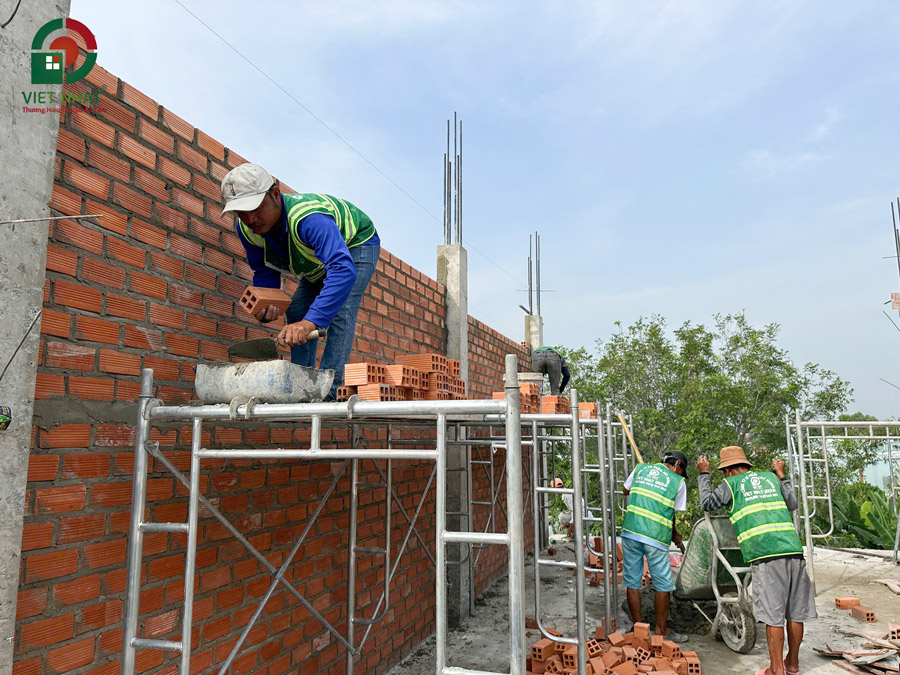 Hình ảnh thi công xây tường bao tầng 3
