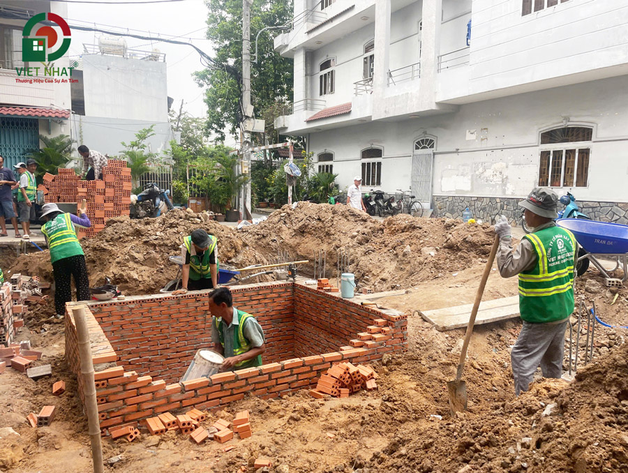 Hình ảnh thi công xây tường gạch đinh hầm tự hoại