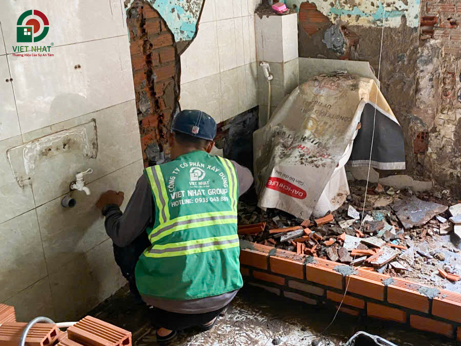 Hình ảnh thi công xây tường ngăn WC