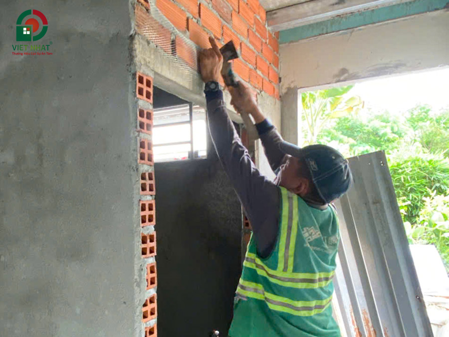 Hình ảnh thi công đóng lưới chống nứt tường