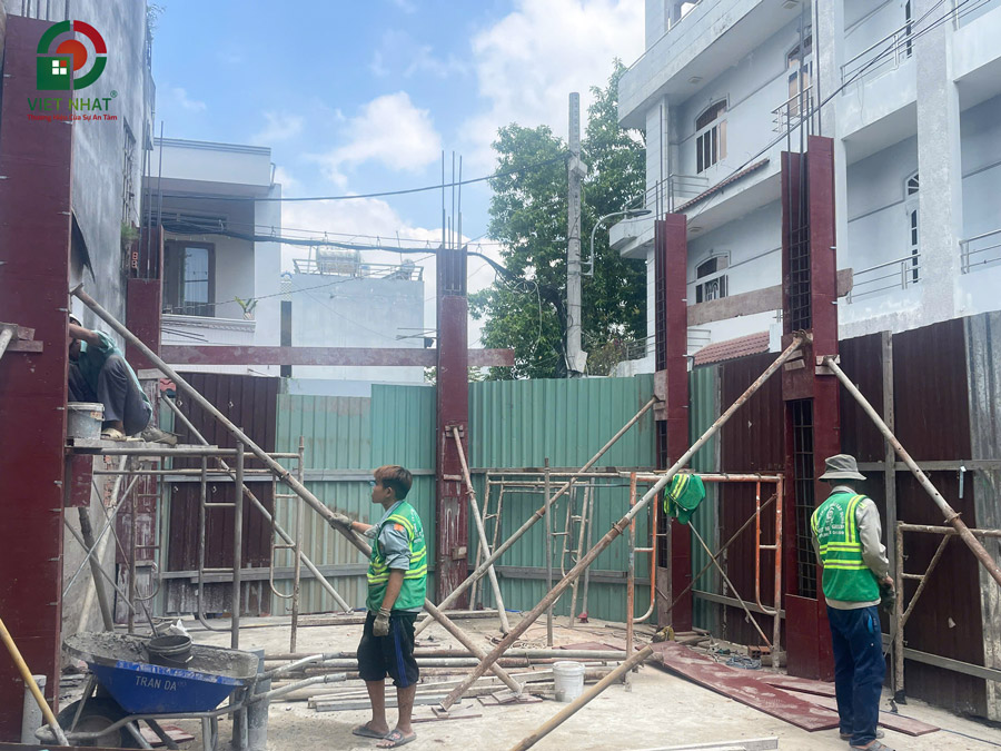 Hình ảnh thi công lắp dựng cốp pha, thi công cốt thép cột bê tông