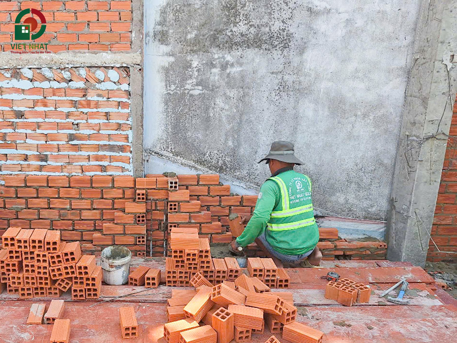 Hình ảnh thi công xây tường bao, gạch đinh 3 lớp chân tường