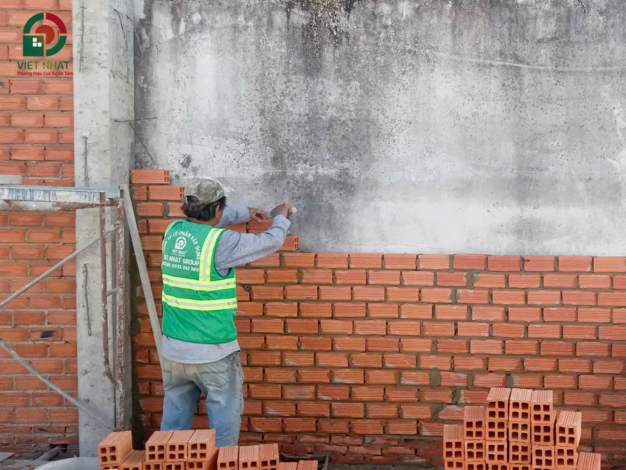 Hình ảnh thi công xây tường bao, gạch đinh chân tường