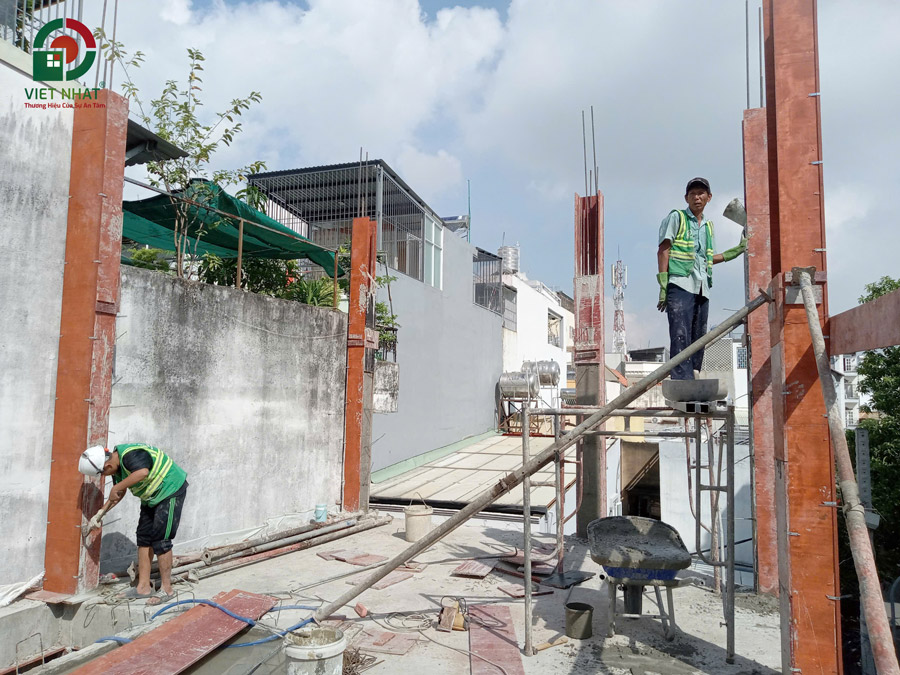 Hình ảnh thi công dựng cột bê tông cốt thép