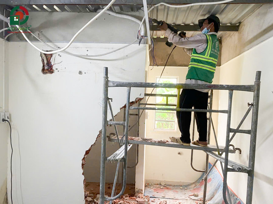 Hình ảnh thi công đục bỏ WC