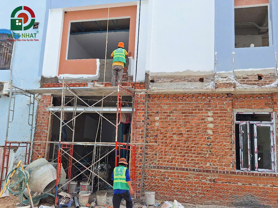 Hình ảnh thi công sơn nước ngoại thất nhà 4 tầng