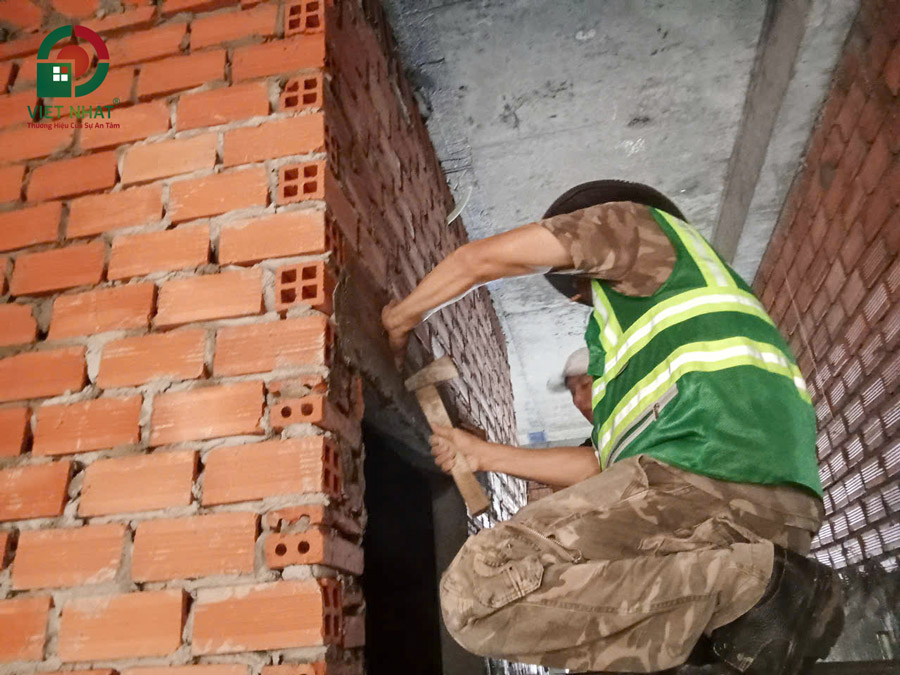 Hình ảnh thi công chống nứt tường