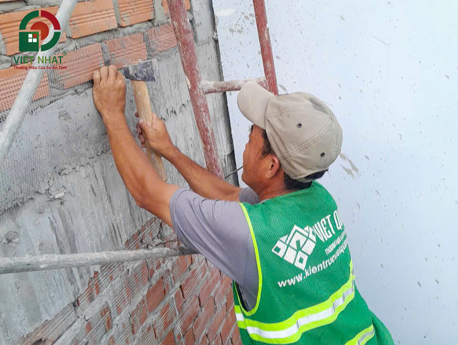 Hình ảnh thi công đóng lưới mắt cáo tô tường chống nứt