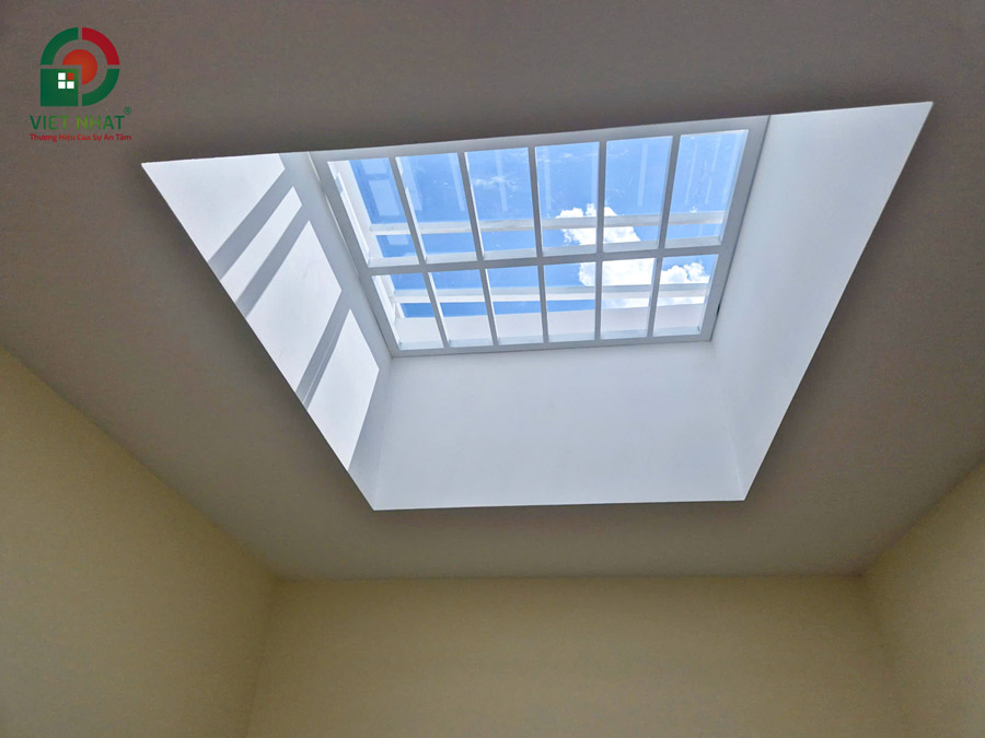 Hình ảnh bàn giao ô kính giếng trời