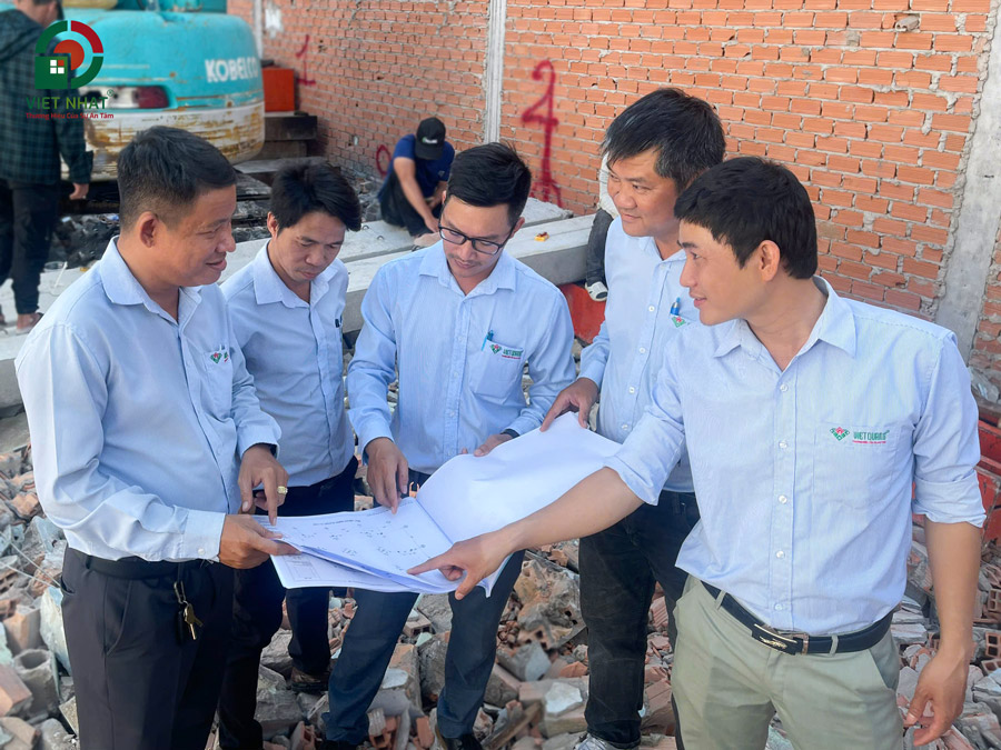 Hình ảnh đội ngũ Kỹ sư xây dựng kiểm tra mặt bằng thi công so với kế hoạch