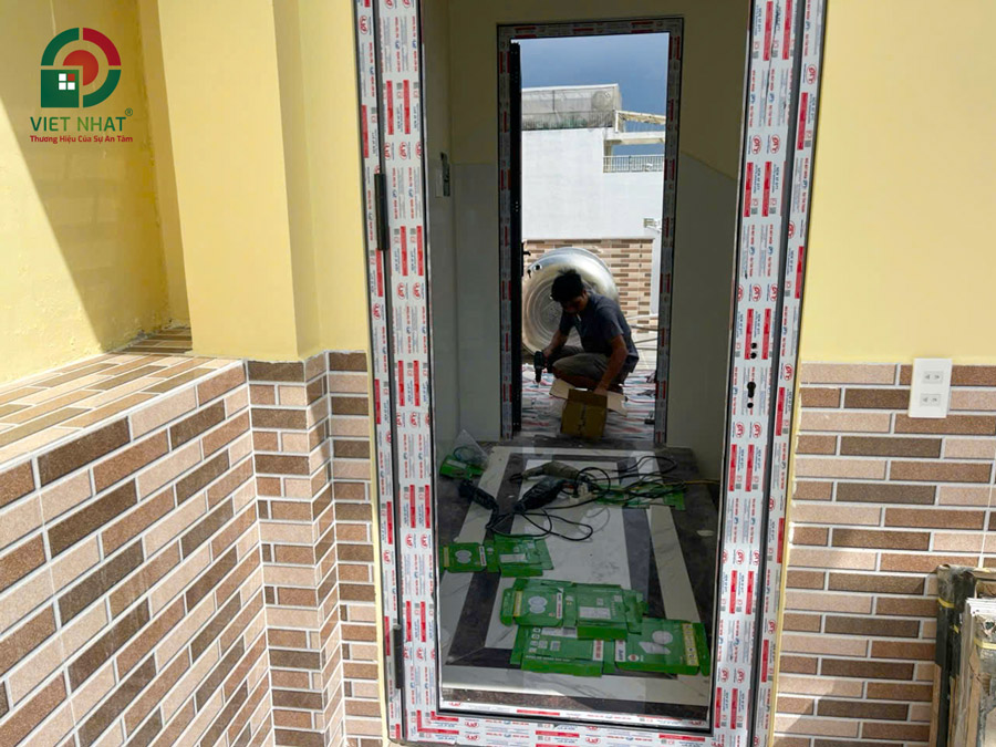 Hình ảnh thi công lắp đặt cửa