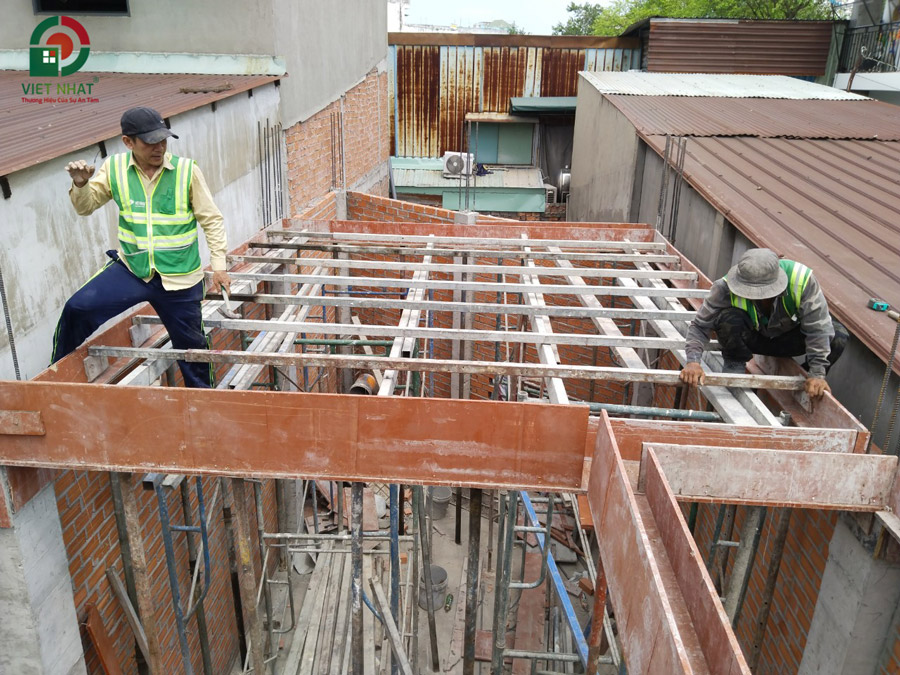Hình ảnh thi công lắp đặt cốp pha mái tầng 1