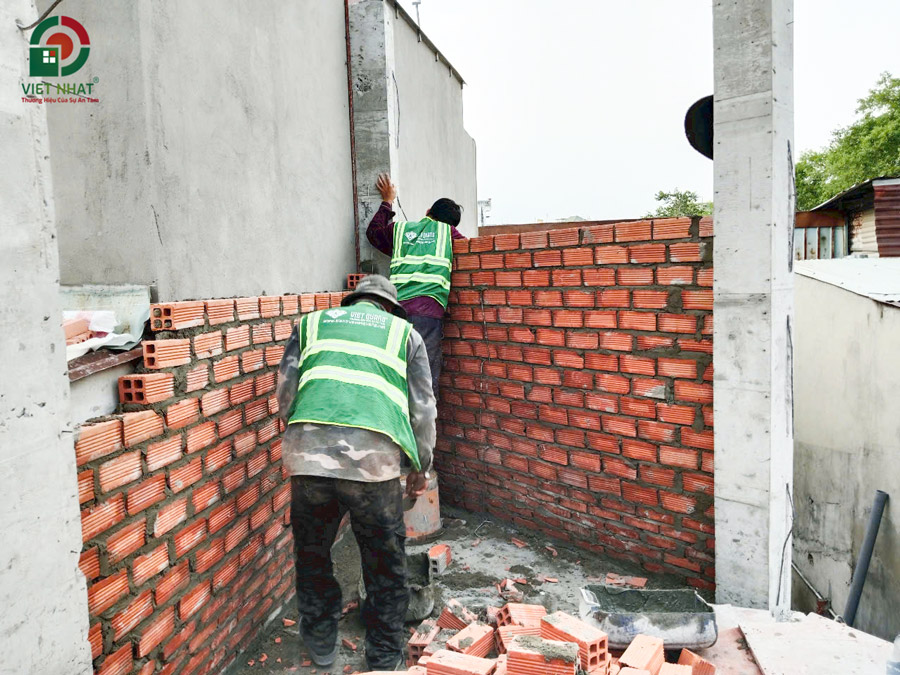 Hình ảnh thi công xây tường bao tầng 2
