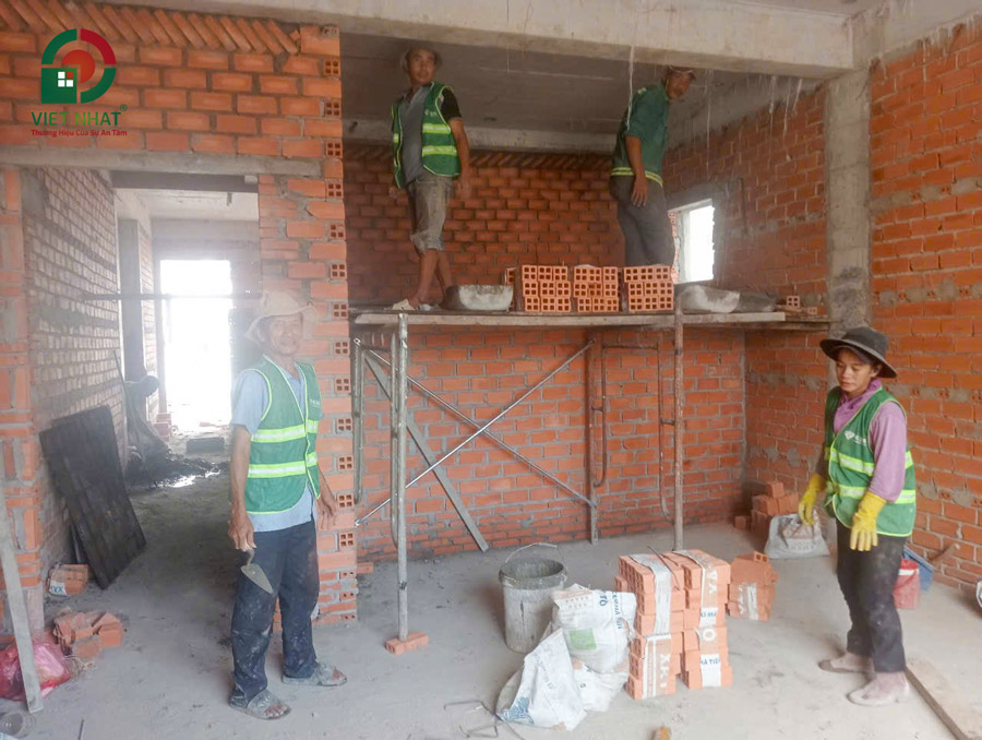 Hình ảnh thi công xây tường ngăn nhà liền kề 3 tầng