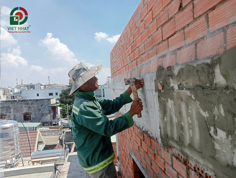 Hình ảnh thi công đóng lưới mắt cáo tô tường chống nứt
