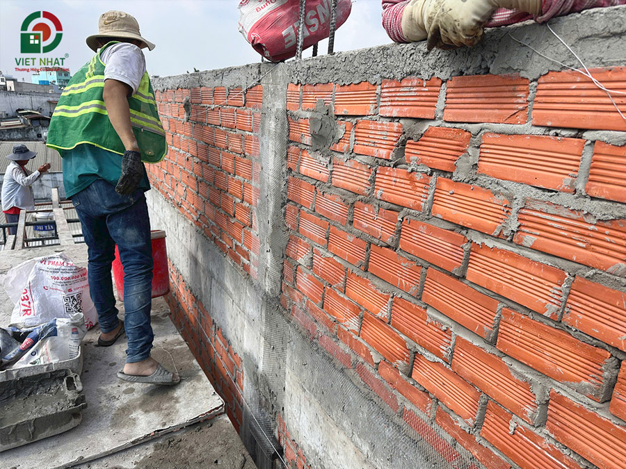 Hình ảnh thi công đóng lưới mắt cáo chống nứt