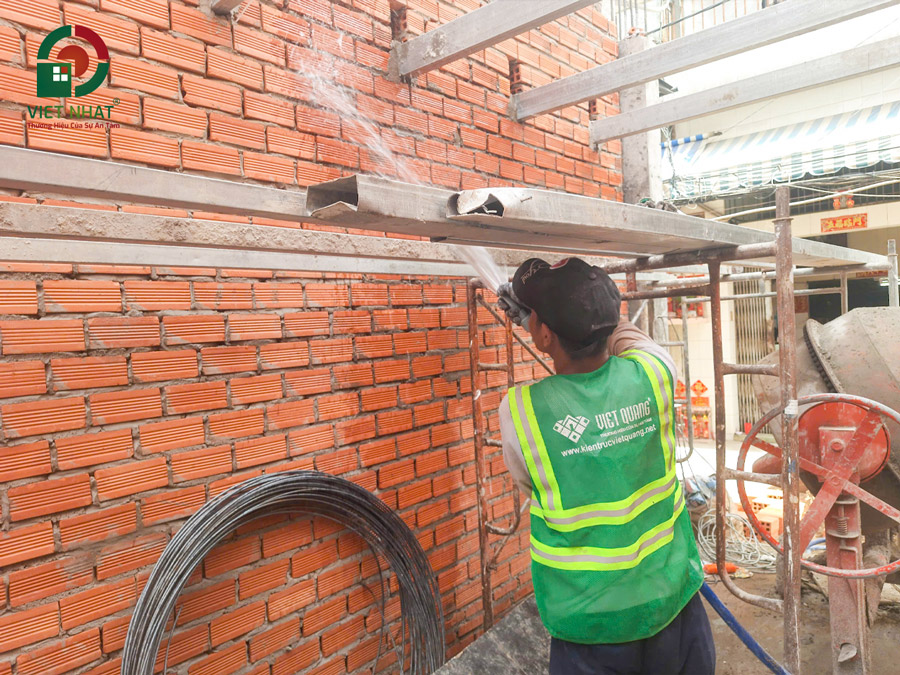 Hình ảnh thi công bảo dưỡng tường gạch