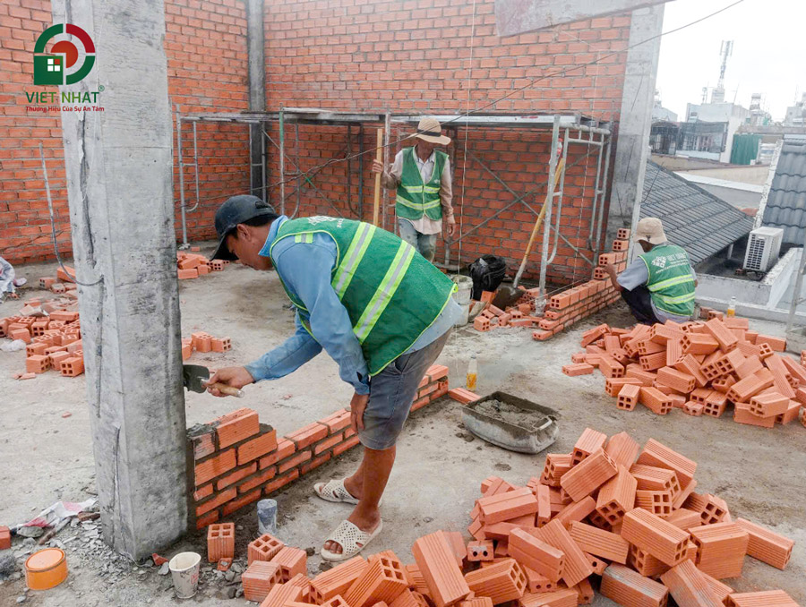 Hình ảnh thi công xây tường bao tầng thượng