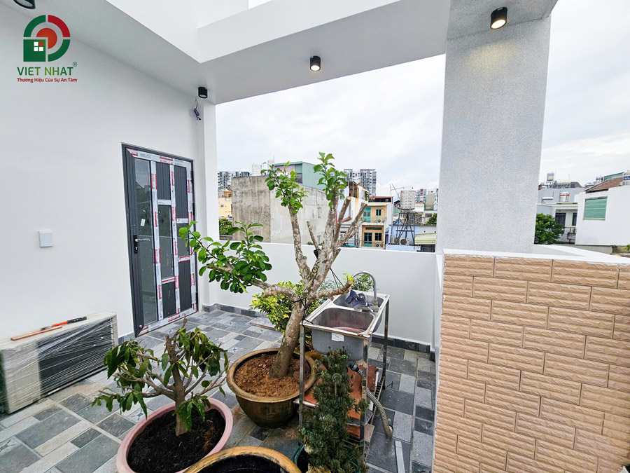 Hình ảnh bàn giao sân thượng trước