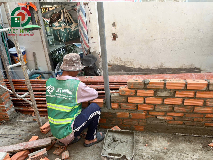 Hình ảnh thi công xây gạch bao chân tường