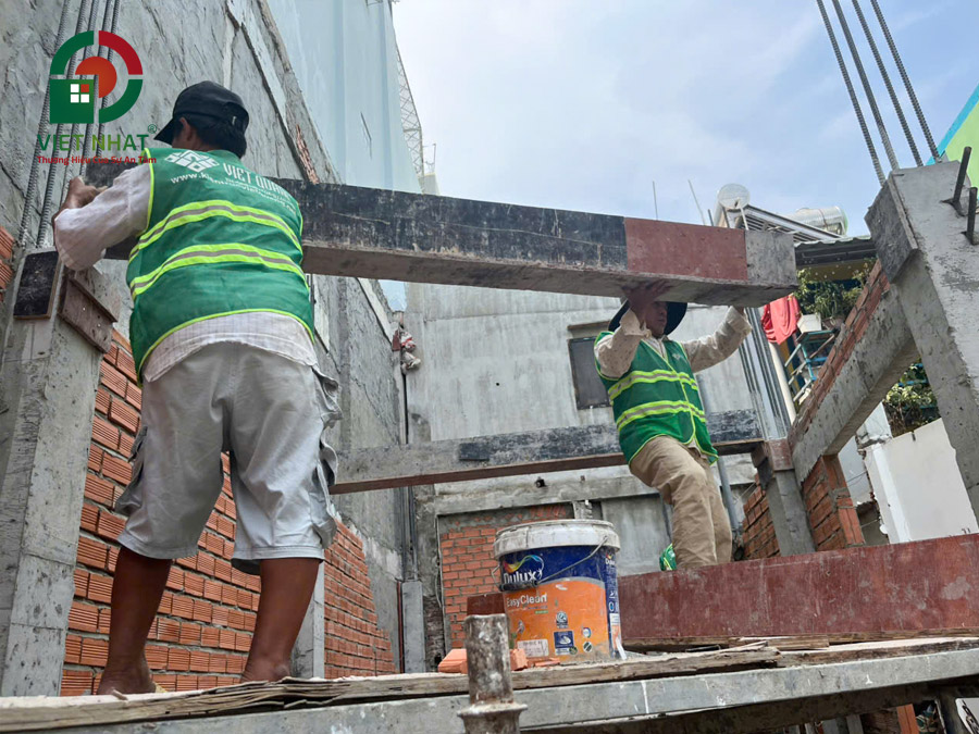 Hình ảnh thi công lắp dựng cốp pha sàn mái tầng 1