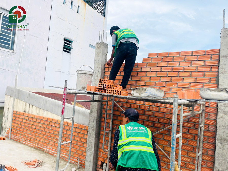 Hình ảnh thi công xây tường bao tầng 3