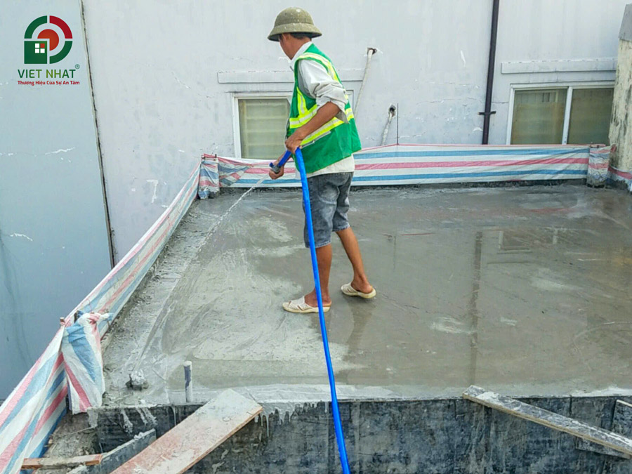 Hình ảnh thi công bảo dưỡng sàn bê tông tầng 3