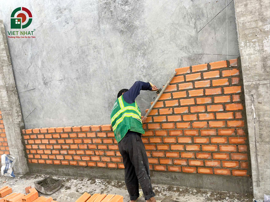 Hình ảnh thi công xây tường khu vực cầu thang