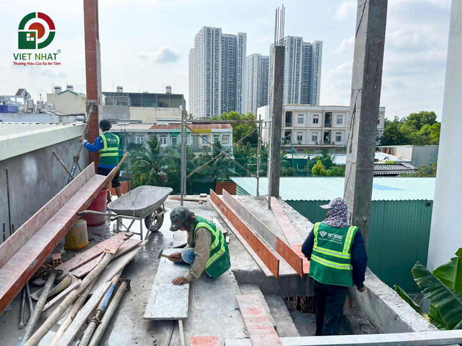 Hình ảnh thi công dựng cột bê tông cốt thép lầu 2