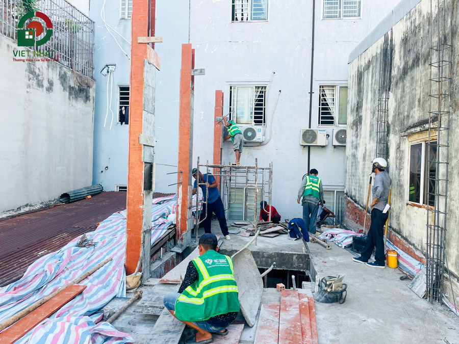 Hình ảnh thi công dựng cột bê tông cốt thép tầng 2