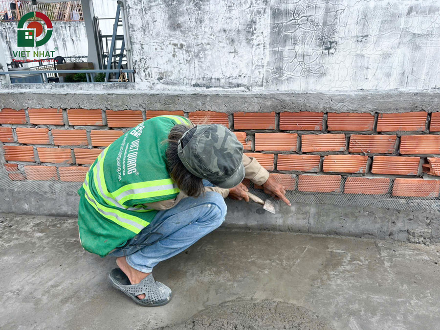 Hình ảnh thi công đóng lưới mắt cáo tô tường chống nứt