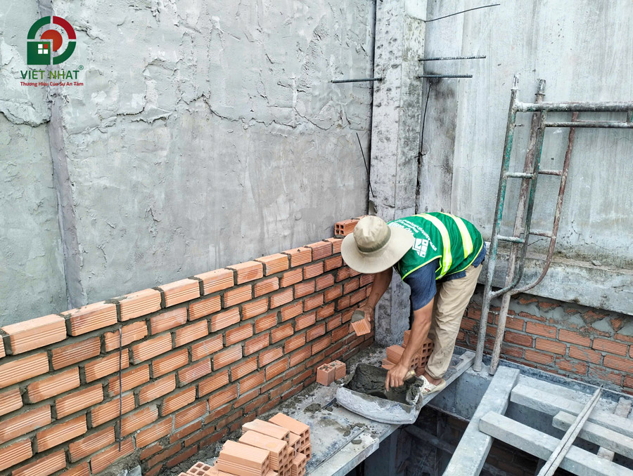 Hình ảnh thi công xây chân tường bao tầng 2