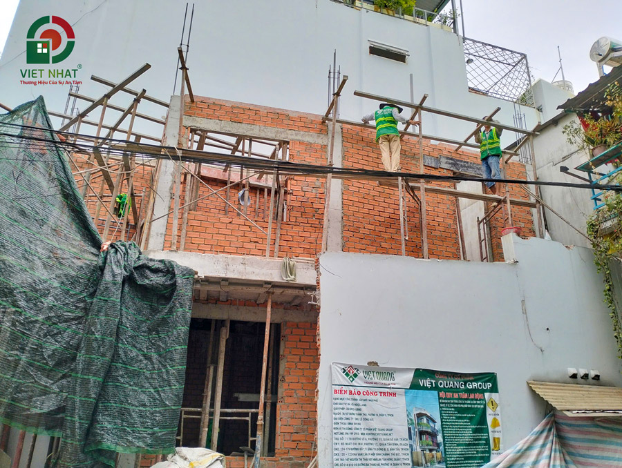 Hình ảnh tiến độ thi công lầu 2 nhà lô góc 3 tầng