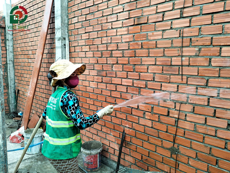 Hình ảnh thi công bảo dưỡng tường gạch