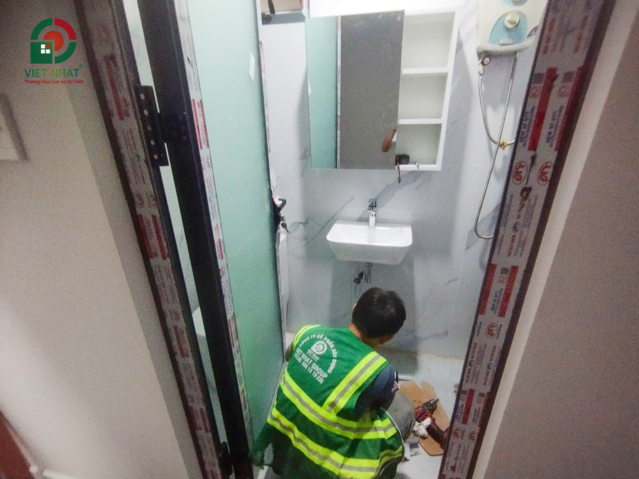 Hình ảnh lắp đặt thiết bị vệ sinh