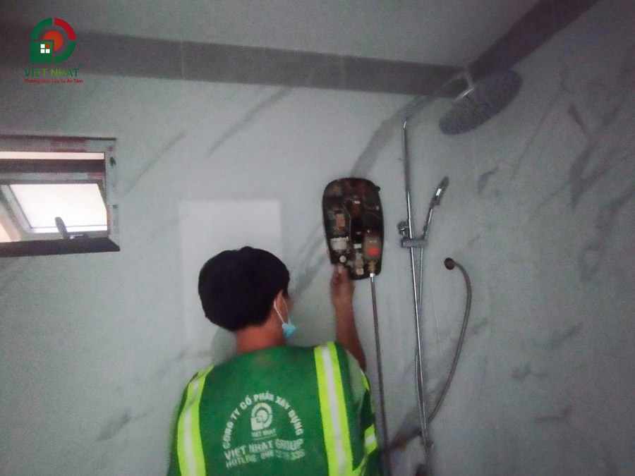 Hình ảnh lắp đặt thiết bị vệ sinh
