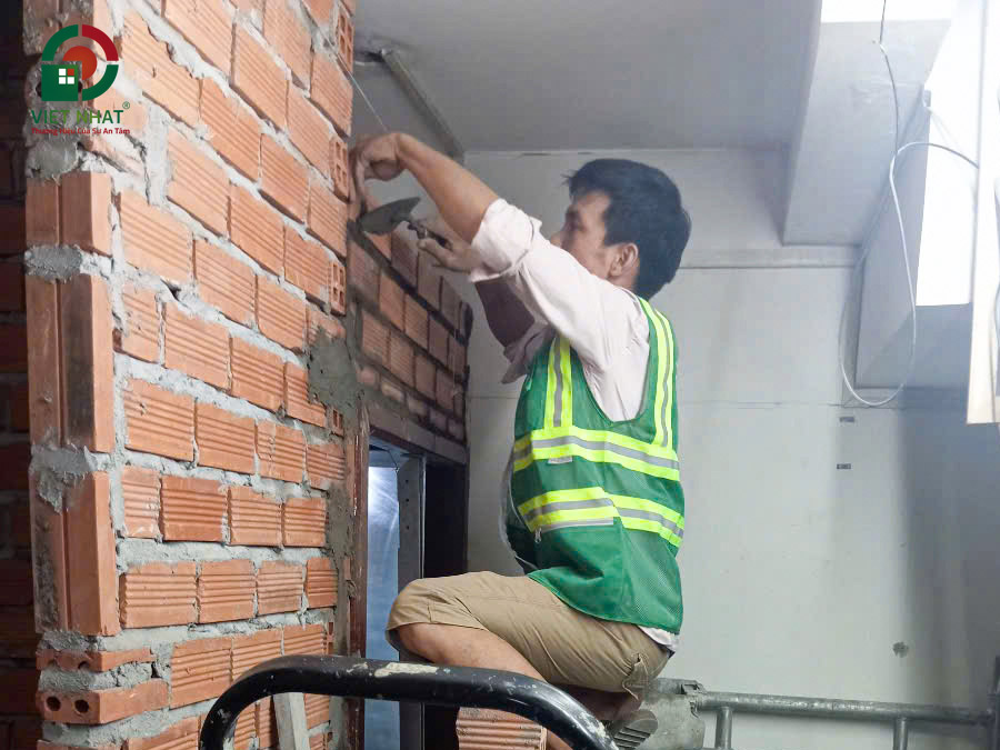 Hình ảnh thi công xây tường WC