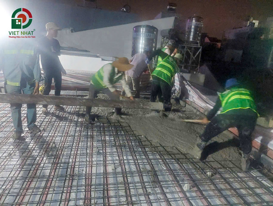 Hình ảnh thi công đổ bê tông sàn sân thượng