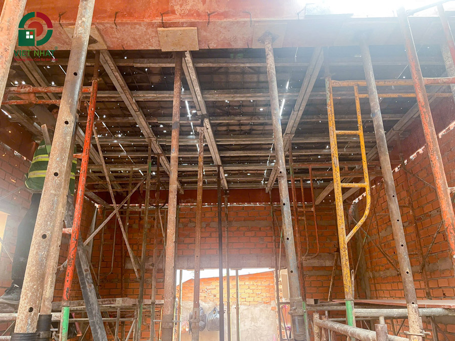 Hình ảnh thi công dựng giàn giáo chống tăng tầng trệt