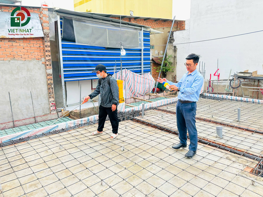 Hình ảnh thi công phun thuốc chống mọt sàn trệt